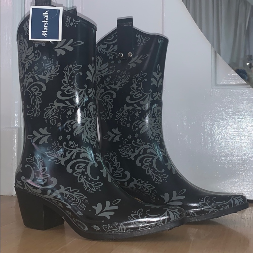Black Rain Boots with a Grey Print